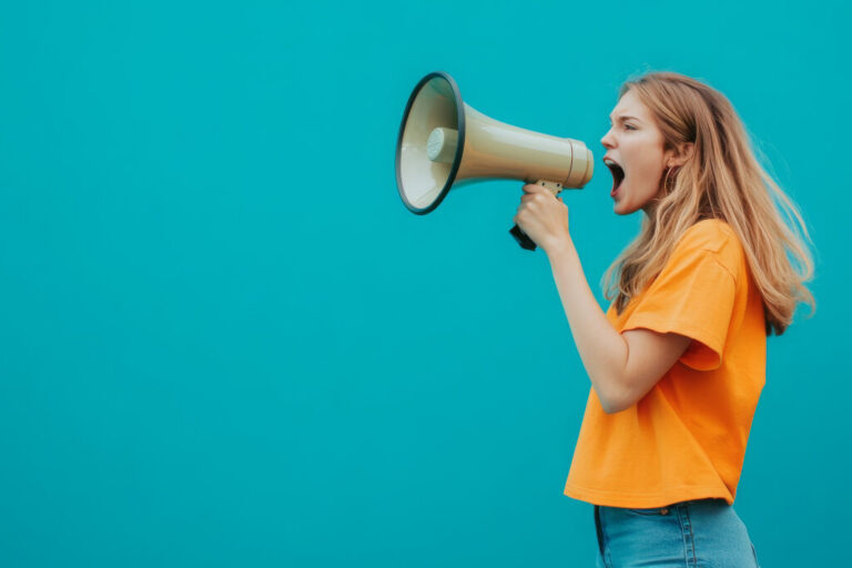 https://www.ccnull.de/foto/junge-frau-mit-megafon/1101466