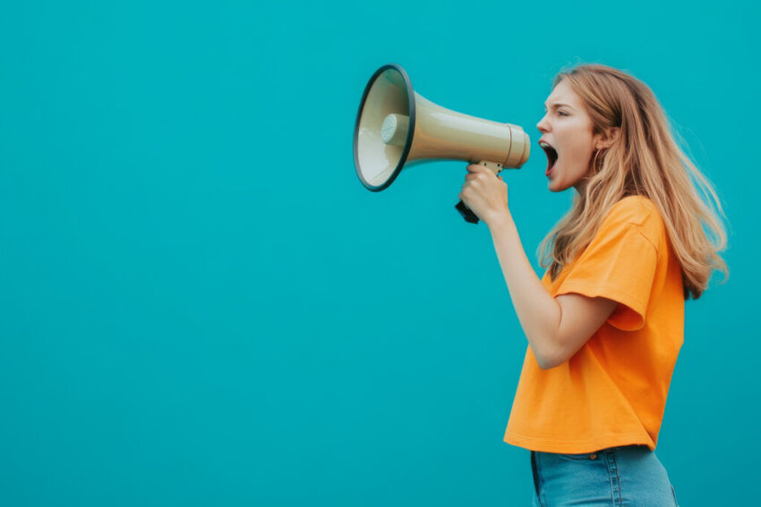 https://www.ccnull.de/foto/junge-frau-mit-megafon/1101466